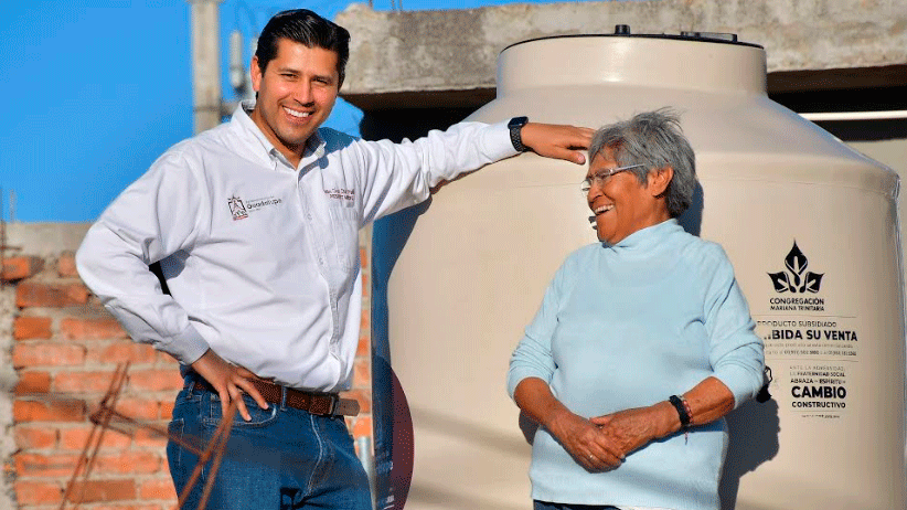 El bienestar de la gente es la recompensa: Julio César Chávez al supervisar la instalación tinacos