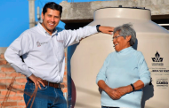 El bienestar de la gente es la recompensa: Julio César Chávez al supervisar la instalación tinacos