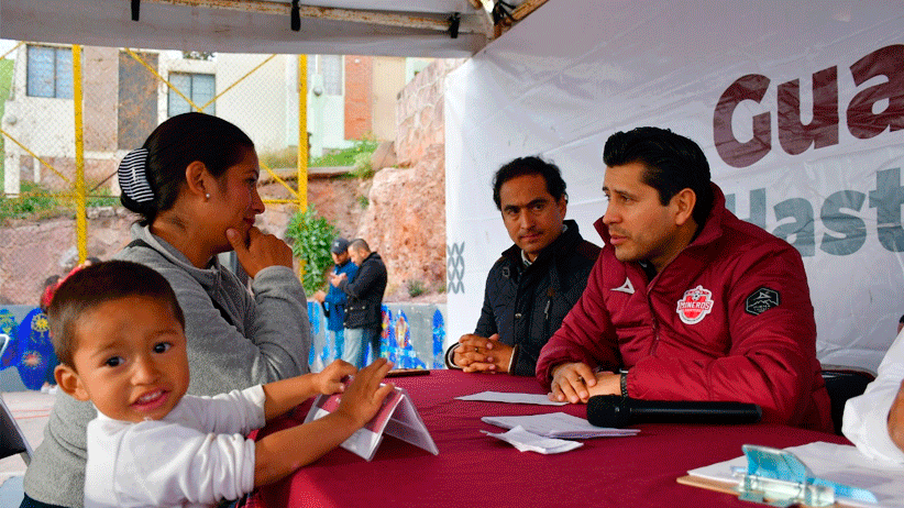 Atiende Julio César Chávez a ciudadanos en El Dorado