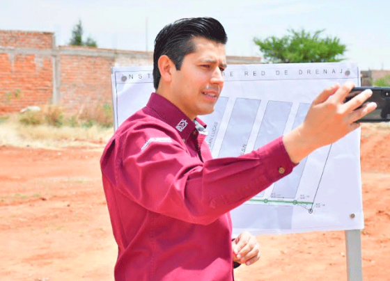 En el Fraccionamiento San Cosme entrega Julio César Chávez ampliación de red de alcantarillado