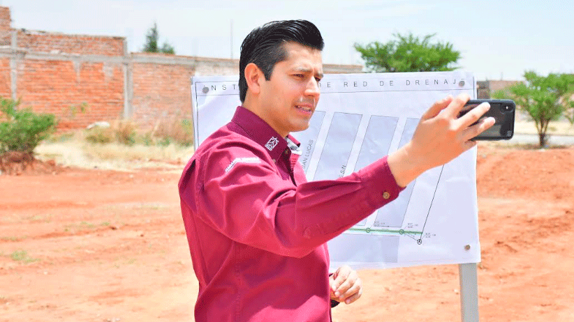 En el Fraccionamiento San Cosme entrega Julio César Chávez ampliación de red de alcantarillado