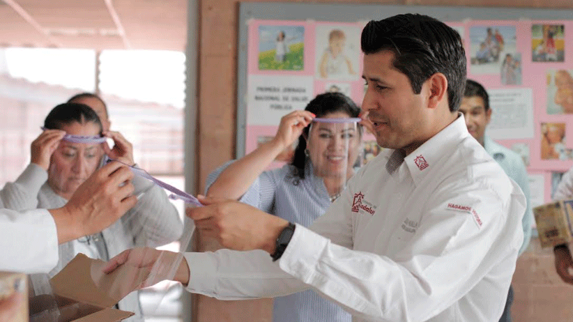 Entrega Julio César Chávez 50 protectores faciales  impresos en 3D en Hospital General del ISSSTE