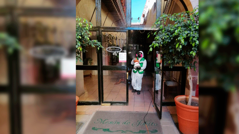 Desinfectan y sanitizan instalaciones del Hotel Mesón de Jobito.