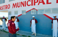 Entrega Julio César Chávez kit desinfectante  a trabajadores del Ayuntamiento.
