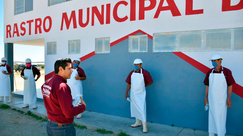 Entrega Julio César Chávez kit desinfectante  a trabajadores del Ayuntamiento.