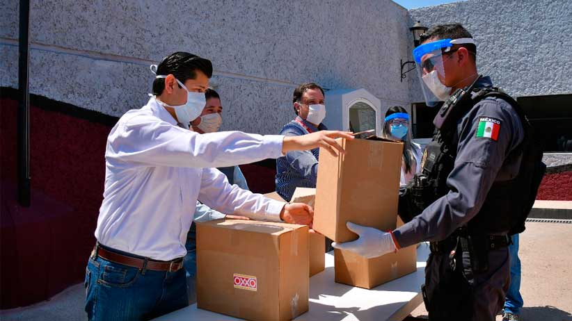 Recibe Julio César Chávez donativo de 5 mil cubrebocas.