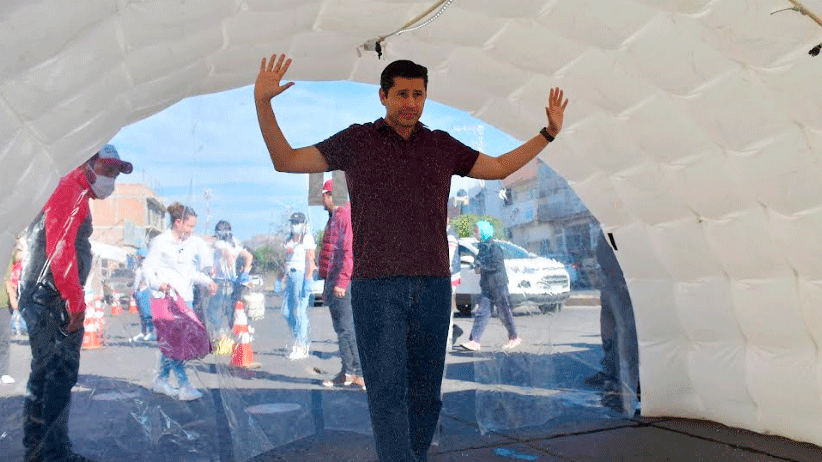 En Guadalupe  instalan túneles sanitizadores en el tianguis  de la vialidad Arroyo de la Plata.