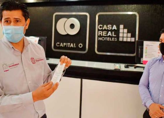 Julio César Chávez paga el segundo mes de hospedaje de 30 médicos y enfermeras que atienden a pacientes de Covid-19.