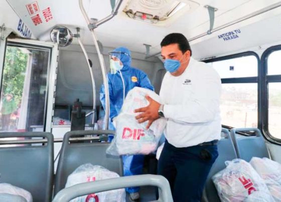 Conductores del transporte público reciben apoyos del SEDIF.