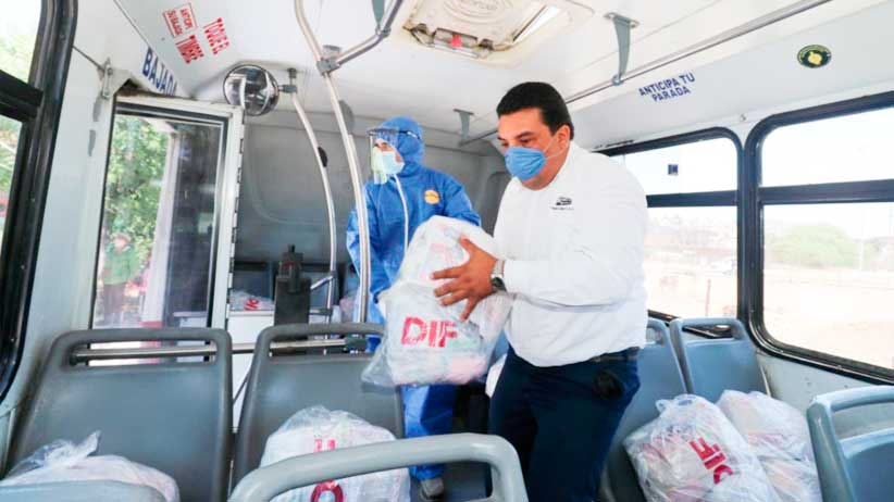 Conductores del transporte público reciben apoyos del SEDIF.