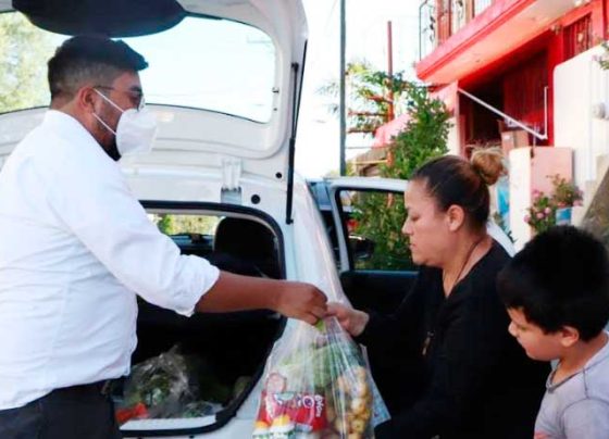 Mantiene Julio César Chávez la entrega de apoyos alimentarios casa por casa.