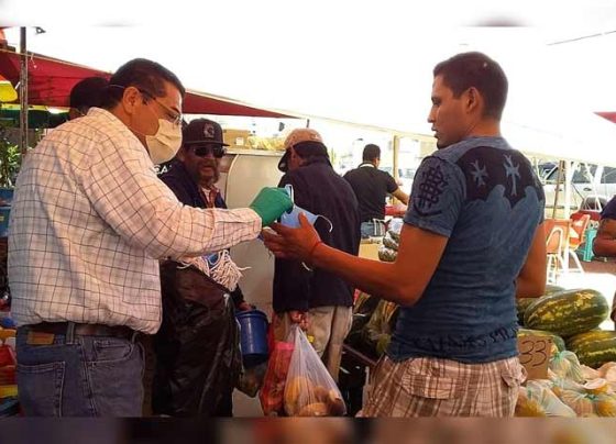 Entregan cubrebocas en diversos tianguis del Estado.