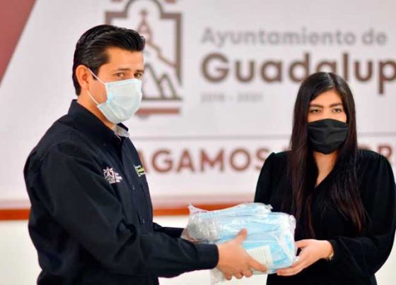 Recibe Julio César Chávez donativo de 10 mil cubrebocas.