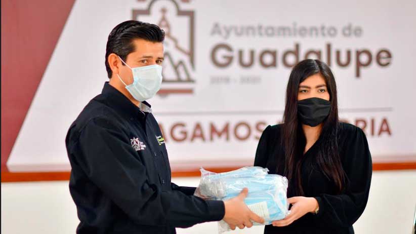 Recibe Julio César Chávez donativo de 10 mil cubrebocas.