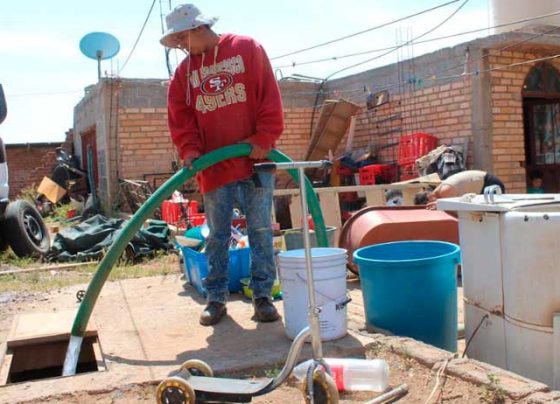 Abastecen de agua a colonias sin cobertura de JIAPAZ.