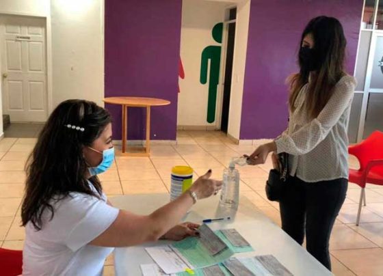 Reciben jóvenes apoyos económicos para titularse.