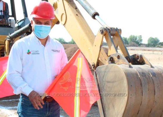 Herminio Briones da banderazo de arranque a obras en comunidades de Pinos.