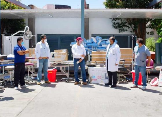 Julio César Chávez entrega equipo médico en Hospital General del IMSS en Zacatecas.
