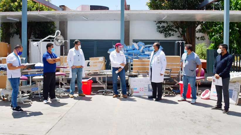 Julio César Chávez entrega equipo médico en Hospital General del IMSS en Zacatecas.
