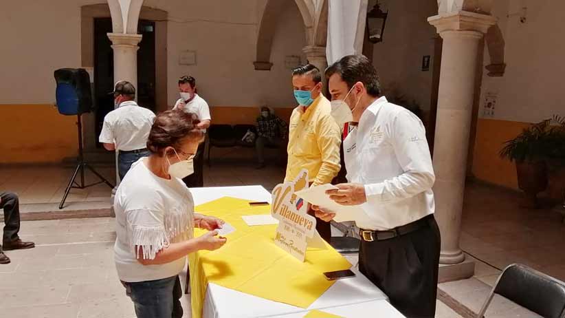 Miguel Torres entrega apoyos a propietarios de billares, bares y merenderos.