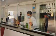 Supervisa Julio César Chávez instalación de acrílicos en áreas de atención al público