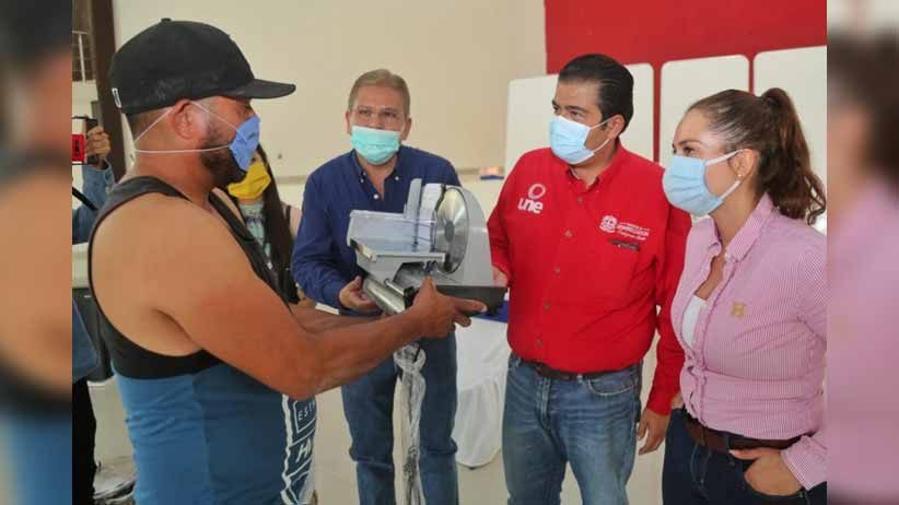 Entrega Julio César Chávez equipo médico