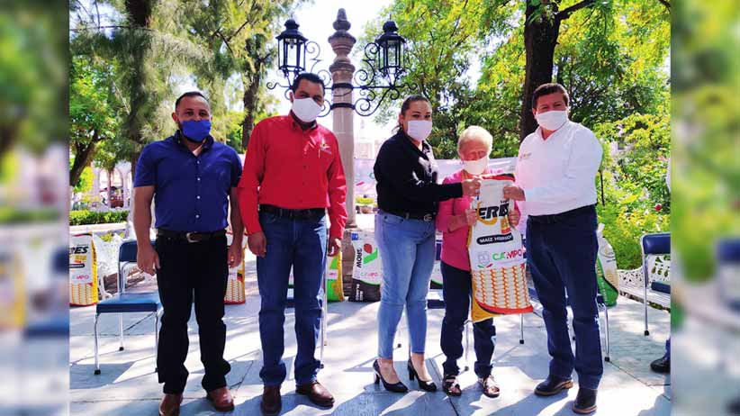 Entrega SECAMPO bultos de semilla de maíz mejorada a productores de Nochistlán