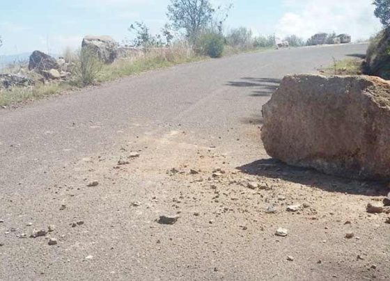 Atiende Gobierno Estatal desprendimiento de rocas en carretera de Nochistlán-Jalpa.