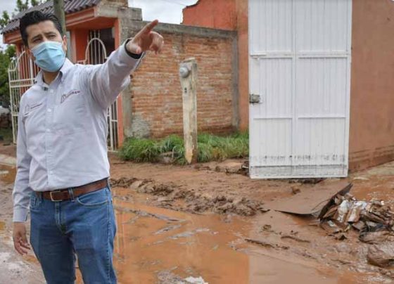 Atiende Julio César Chávez a guadalupenses afectados por las lluvias.