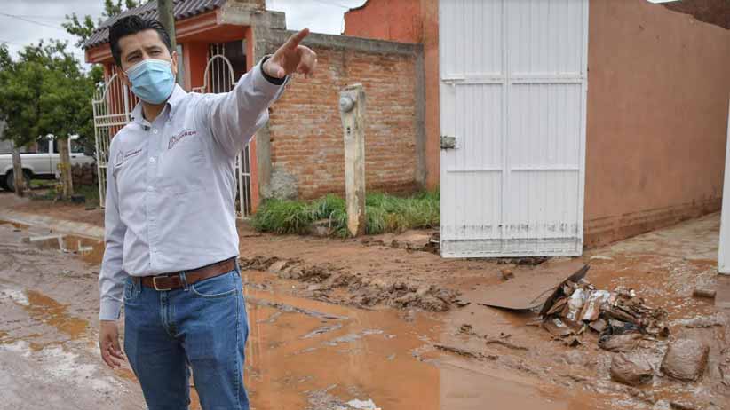 Atiende Julio César Chávez a guadalupenses afectados por las lluvias.