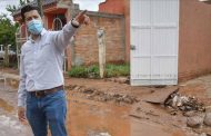 Atiende Julio César Chávez a guadalupenses afectados por las lluvias.