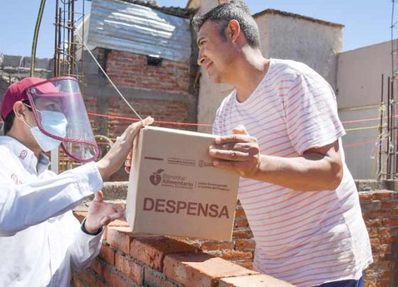 Entrega Julio César Chávez apoyos alimentarios en Villas de Guadalupe.