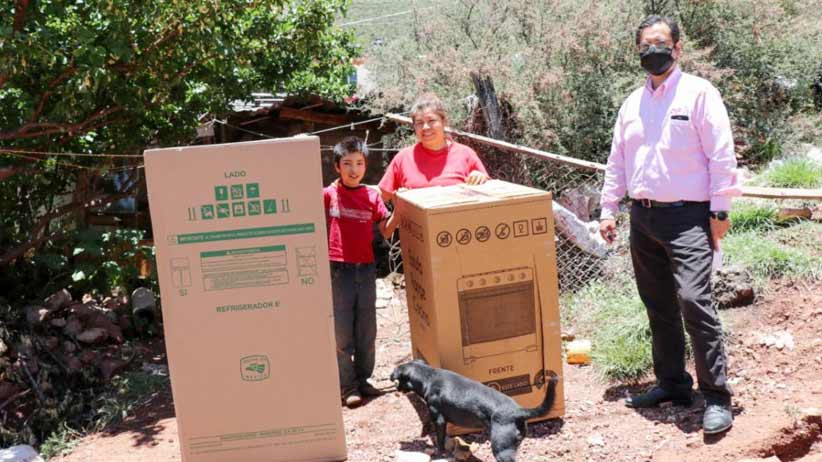 Entrega SEDIF apoyos a familias de la capital zacatecana.