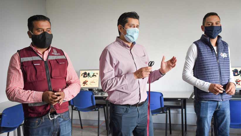 Nuestros paisanos no han dejado de trabajar y de pensar en su tierra: Julio César Chávez al inaugurar centro de cómputo