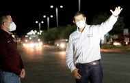 Enciende Julio César Chávez alumbrado público de la carretera a Sauceda