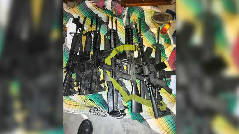 Policía Estatal asegura en Guadalupe a 22 personas, un arsenal, droga y equipo táctico