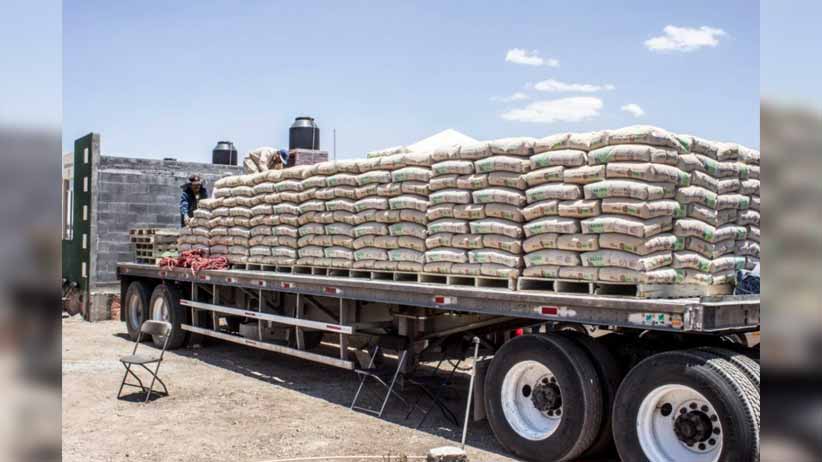 Reciben familias de escasos recursos material para mejorar sus viviendas