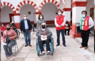 Beneficia DIF estatal con sillas de ruedas a personas con discapacidad de Pinos
