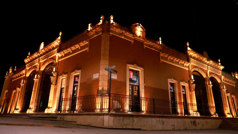Saúl Monreal inaugura el centro histórico con iluminación escénica.