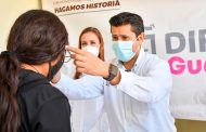 Entrega Julio César Chávez anteojos a jóvenes de Zóquite 