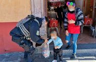 Unidades de Proximidad Social de Policía Estatal y Metropolitana entregaron dulces por el Día de Muertos