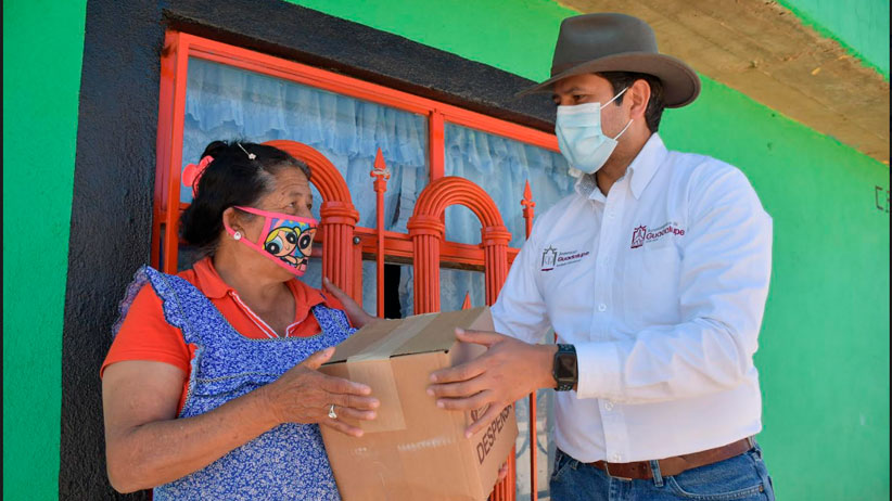 Entrega Julio César Chávez apoyos alimentarios en la comunidad de La Luz y El Bordo 