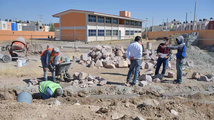 Supervisa Julio César Chávez construcción de muro perimetral en primaria de La Comarca