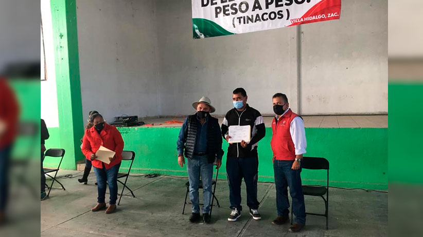 Miguel Torres entrega apoyos a adultos mayores y discapacitados