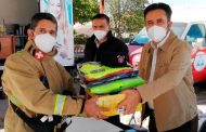 Miguel Torres Rosales entrega uniformes para elementos de protección civil