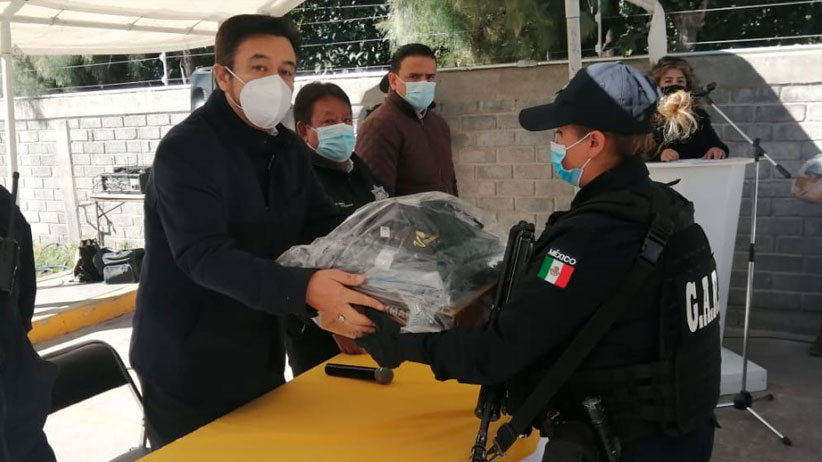 Entrega Miguel Torres moto patrullas y uniformes al cuerpo de Seguridad Pública.