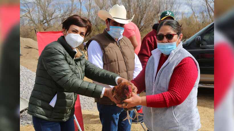 A nombre del Gobernador, entrega Cristina Rodríguez bases a personal del SEDIF