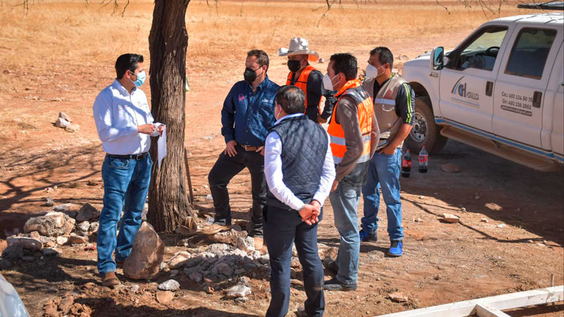 Entrega Gregorio Macías apoyos a productores
