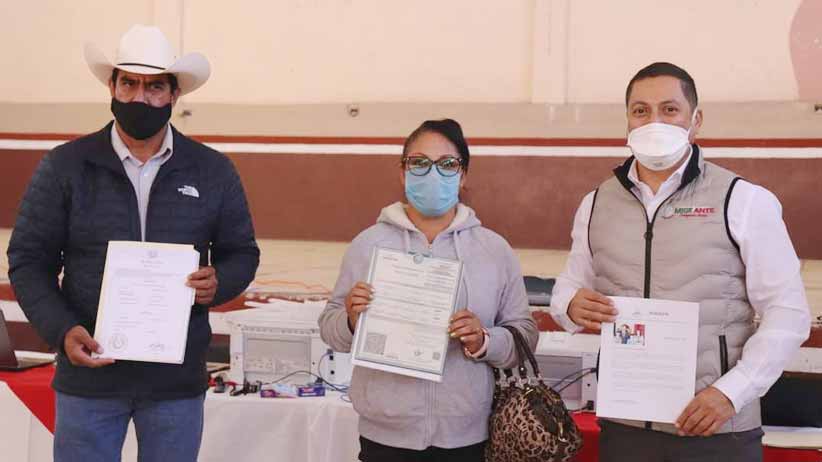 Reciben documentos de identidad descendientes de migrantes zacatecanos