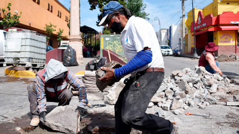 Entrega Alejandro Tello Premio Iberoamericano “Ramón López Velarde” a Ernesto Lumbreras Recibidos